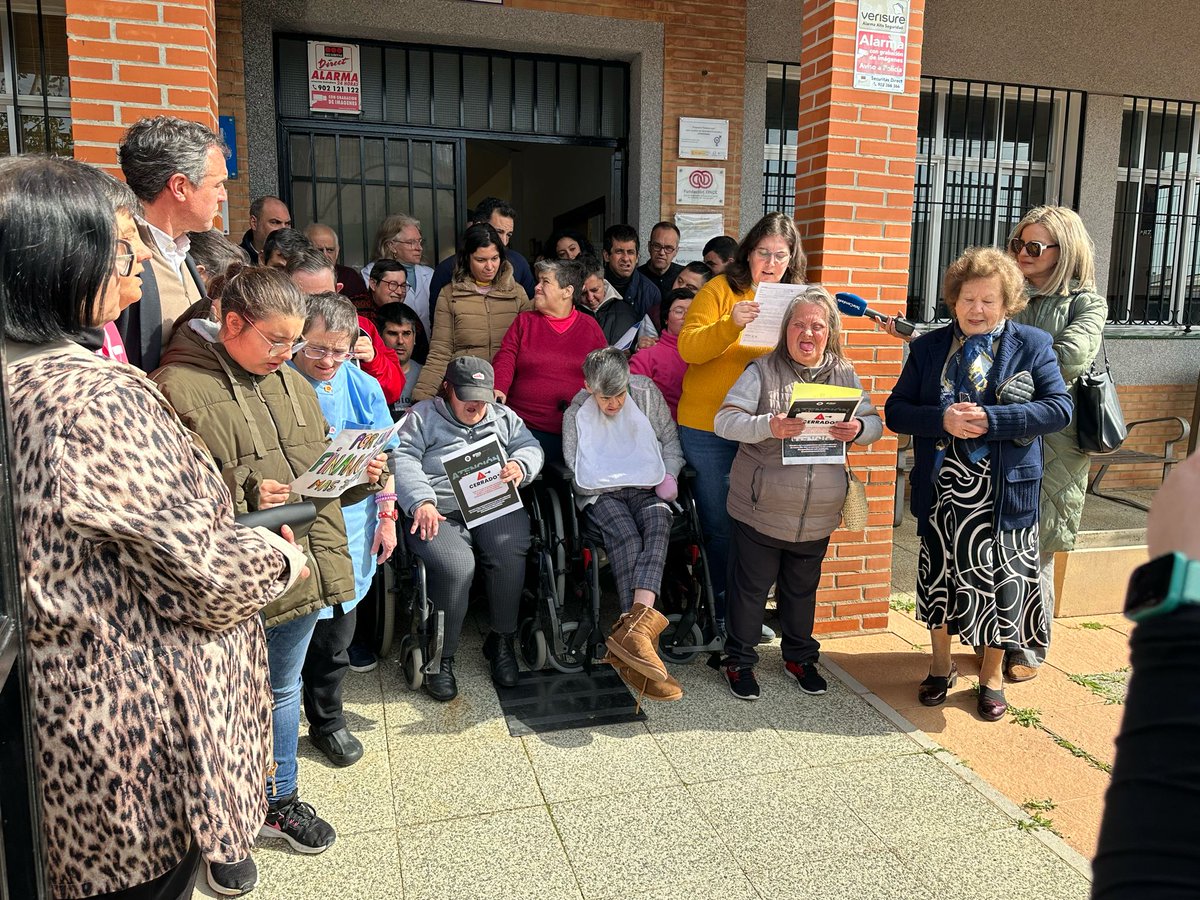 plenaiandalucia's tweet photo. Esta semana nuestras entidades se han sumado de nuevo a las concentraciones en las puertas de sus centros para reclamar una financiación justa para el sector de la discapacidad.

💪 No pararemos hasta conseguirlo.

#JuntosPodemosEvitarlo 
#SinRecursosNoHayCuidados https://t.co/CP7LKzPIkC
