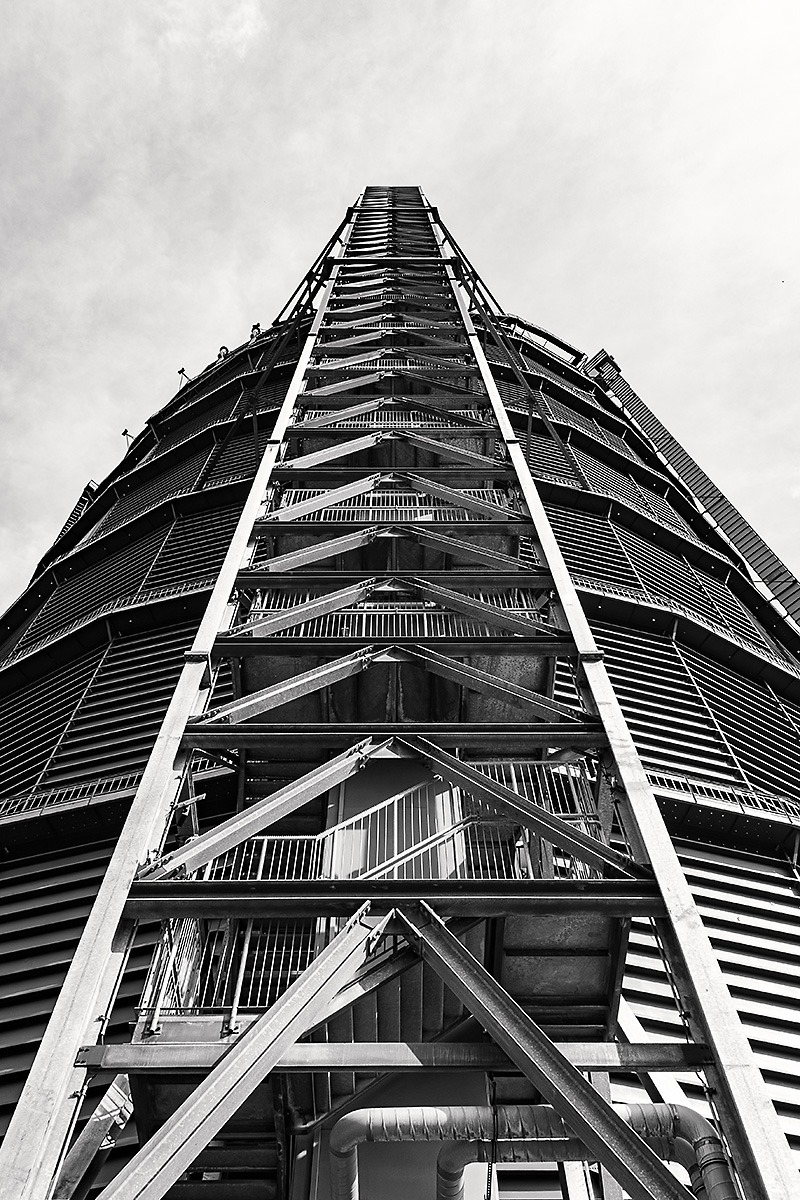 Gasometer_OB's tweet photo. Klassisch, gradlinig und ohne Schnörkel – Ina Arndt nutzt im „Bild der Woche“ die Reduzierung auf Schwarzweiß, um die unverkennbaren Strukturelemente des #Gasometers markant in Szene zu setzen. Das Foto entstand Ende Februar.
#gasometeroberhausen #ruhrgebiet #planetozean https://t.co/sJFLcMiuqh