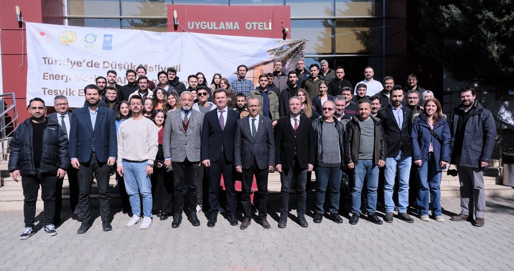 bartinoem's tweet photo. 📢Bartın Orman Endüstri Mühendisliği Bölümü öğrencileri, Orman Genel Müdürlüğü ile Birleşmiş Milletler Kalkınma Programı Türkiye Ofisi ortaklığıyla “Enerji Verimli, Düşük Maliyetli Ahşap Binaların Teşvik Edilmesi Projesi" kapsamında gerçekleştirilen eğitim programına katıldı. https://t.co/0GyUbdKwAr