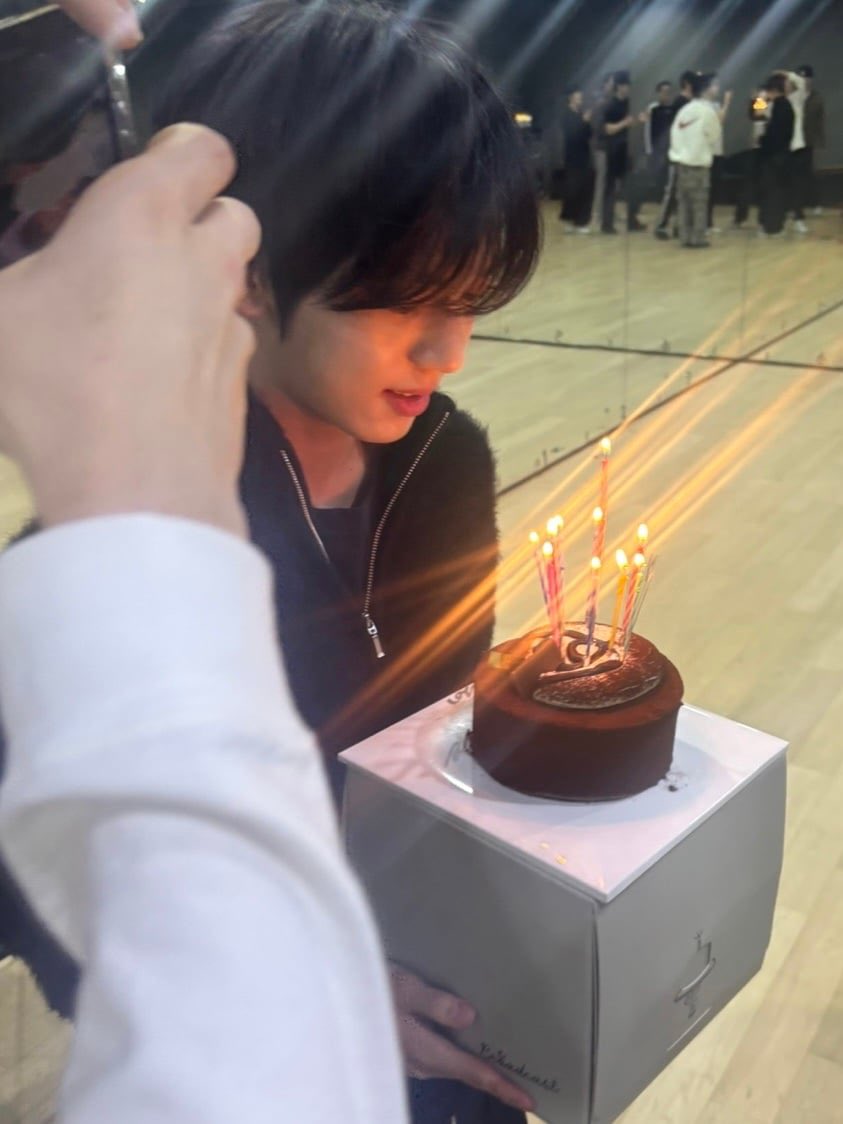 형들한테생일축하받는유지니🫸🏻🐰🫷🏻🩷🩷