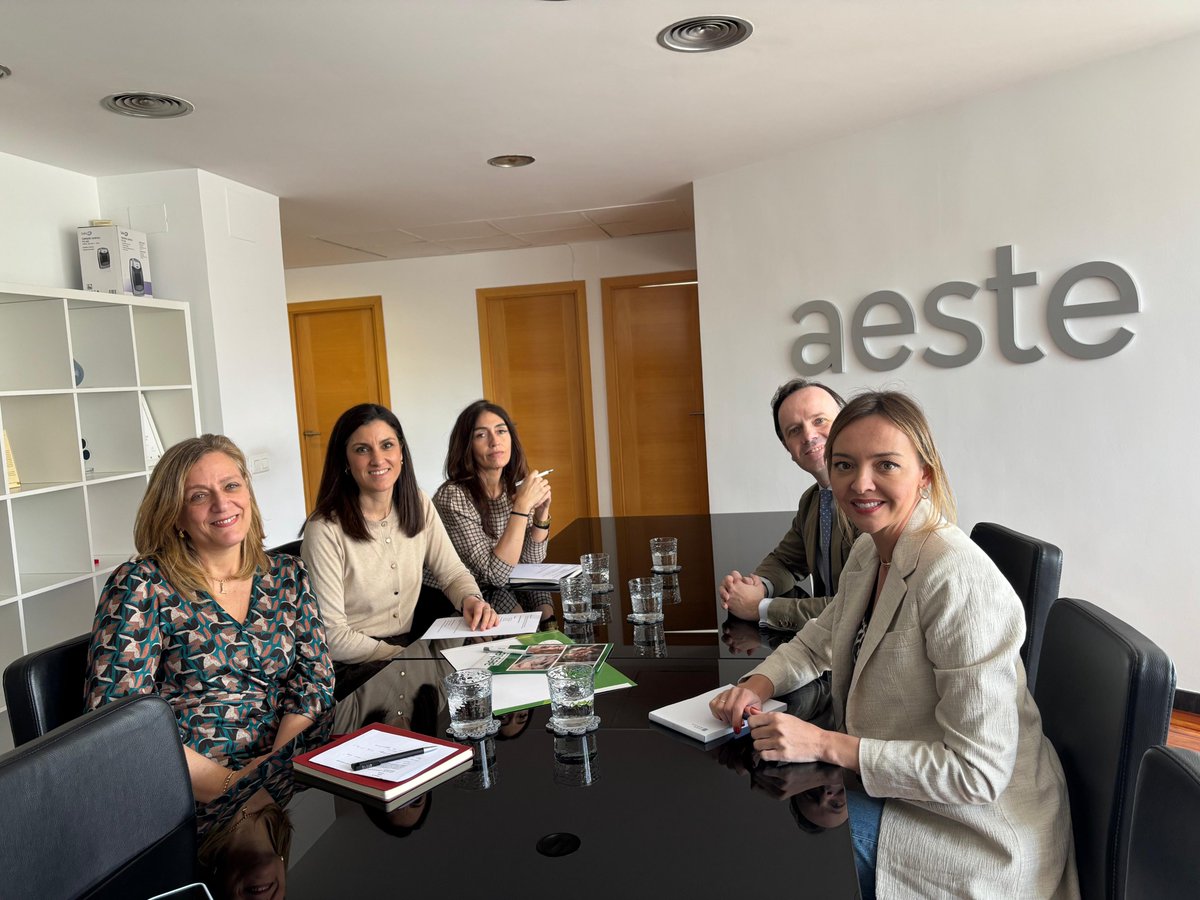 AESTE (@aeste_oficial) on Twitter photo 📢 Nos reunimos con la conselleira de Política Social e Igualdade de Galicia, Fabiola García.
El encuentro fue la oportunidad para destacar el compromiso de AESTE y de la <a href="/Xunta/">Xunta de Galicia</a> con los Cuidados basados en la libre elección y el bienestar de las personas mayores. 📢 Nos reunimos con la conselleira de Política Social e Igualdade de Galicia, Fabiola García.
El encuentro fue la oportunidad para destacar el compromiso de AESTE y de la <a href="/Xunta/">Xunta de Galicia</a> con los Cuidados basados en la libre elección y el bienestar de las personas mayores.