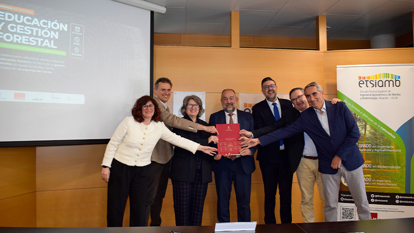La UCLM se suma a la alianza de impulsar la formación universitaria y la promoción del sector forestal en Castilla-La Mancha a través de la <a href="/EtsiamAb/">ETSIAMB ALBACETE</a> 
uclm.es/noticias/notic…