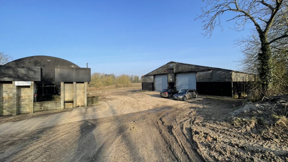 🏡 #DevelopmentOpportunity – Buntingford

Farm buildings with planning permission for conversion into four 4-bed homes in a private rural setting

Details: weldonbeesly.com

📩 Enquiries:

Hugo Richardson – hugo.richardson@weldonbeesly.com | 01279 797556