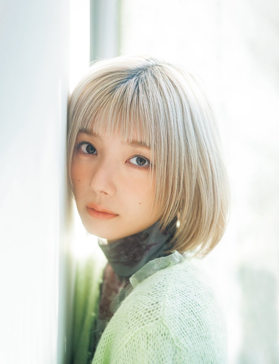 櫻坂46藤吉夏鈴、吸い込まれそうな瞳で見つめ…キュートすぎるグラビア