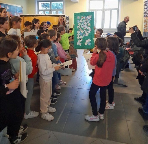 Vaccarinews's tweet image. #Rovereto, il #Circolo culturale #numismatico #filatelico impegnato con gli #scolari: vaccarinews.it/twnews/tw_3798…