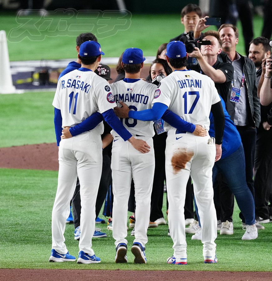 PitchingNinja's tweet photo. @countonmikept2 Roki is much taller than Yamamoto.  Even when Yamamoto is on his tippy toes.  (6'4" vs. 5'10") https://t.co/NRmo66DdyH