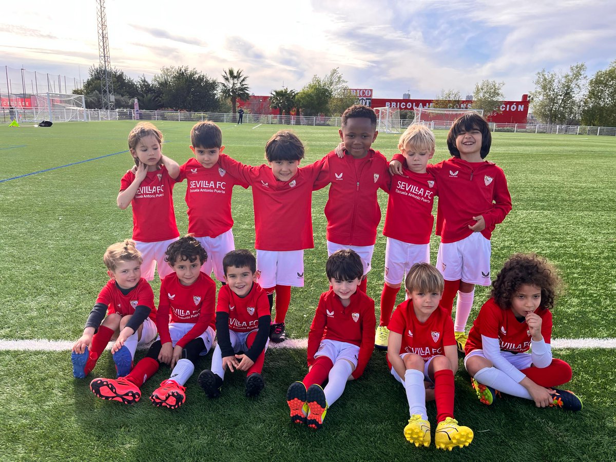Academy_SFC's tweet photo. Así vivimos el #DíaMundialSíndromeDown 🧦 en la #EFAntonioPuerta ♥️ https://t.co/timBvE0szu