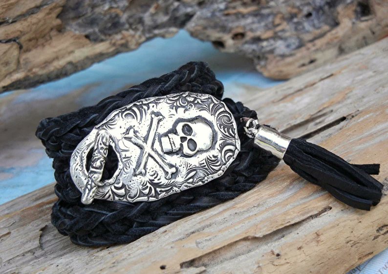 byhappygolicky's tweet image. 🔗 Tap the link to grab yours! → etsy.me/41P99Av
Dare to be bold. ⚡💀 This triple-wrap leather &amp;amp; suede bracelet is the perfect mix of rugged and refined—featuring a deeply embossed skull &amp;amp; crossbones. ✨🔥
#SkullJewelry #HandmadeSilver #RebelStyle #EdgyAccessories