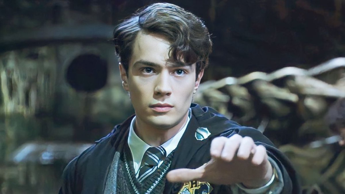 Hoy 21 de marzo, es el día del orgullo Slytherin. 🐍 

Los Slytherin son astutos, ambiciosos y tienen una gran determinación para alcanzar sus metas. Poseen una gran capacidad de liderazgo y son leales a los suyos.