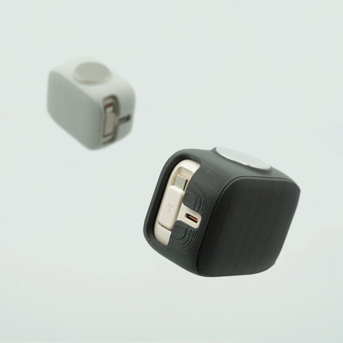 wiredesigncc's tweet image. 巻取り式タイプの充電器「TORRAS FlexLine」をデスク裏に貼り付けるためのホルダーを作りました！ 

YouTube視聴者のKKさんとの共創によって生まれた製品です。ご協力いただきましてありがとうございました。  

ホルダー wiredesign.cc/products/torra…
充電器 amzn.to/4iC8f10 #pr