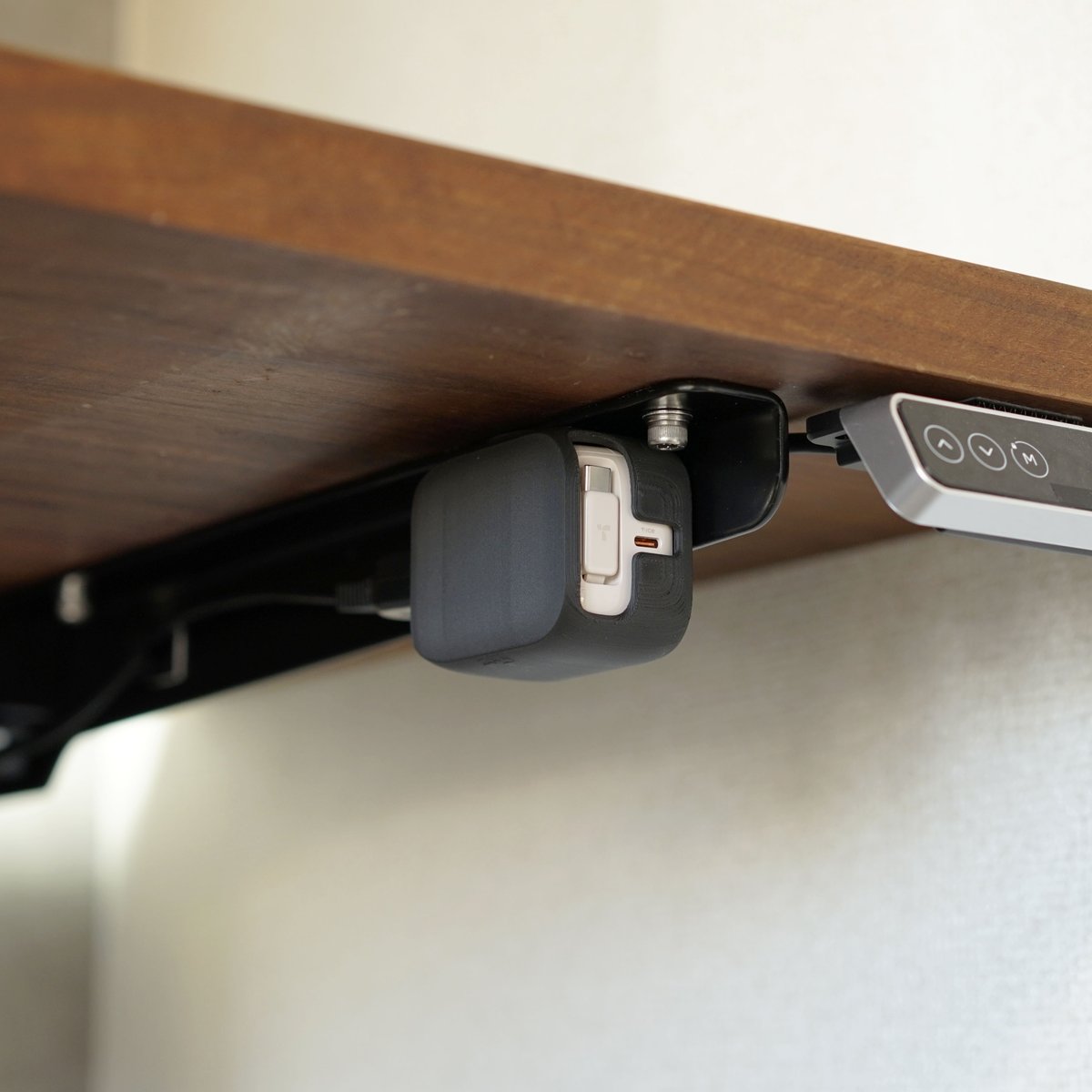 wiredesigncc's tweet image. 巻取り式タイプの充電器「TORRAS FlexLine」をデスク裏に貼り付けるためのホルダーを作りました！ 

YouTube視聴者のKKさんとの共創によって生まれた製品です。ご協力いただきましてありがとうございました。  

ホルダー wiredesign.cc/products/torra…
充電器 amzn.to/4iC8f10 #pr