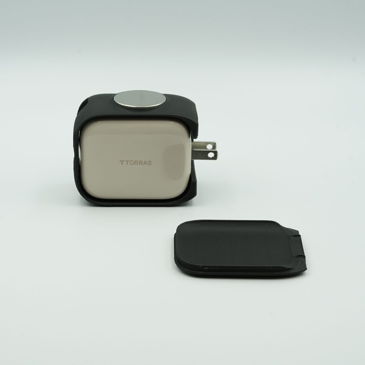 wiredesigncc's tweet image. 巻取り式タイプの充電器「TORRAS FlexLine」をデスク裏に貼り付けるためのホルダーを作りました！ 

YouTube視聴者のKKさんとの共創によって生まれた製品です。ご協力いただきましてありがとうございました。  

ホルダー wiredesign.cc/products/torra…
充電器 amzn.to/4iC8f10 #pr