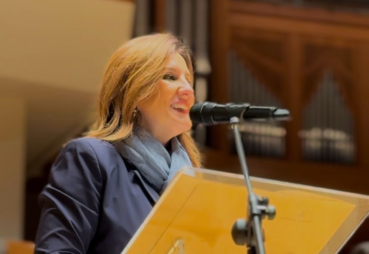 En el IX Encuentro Municipal de Coros de Centros Educativos en el <a href="/palaumusicavlc/">Palau de la Música</a> más de 1.200 alumnos unen sus voces, demostrando que la música es la tercera lengua cooficial de Valencia. 

La interpretación conjunta de “El pueblo unido”, compuesta por el CEIP