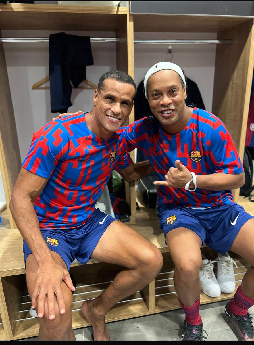 Feliz aniversário meu amigo! <a href="/10Ronaldinho/">Ronaldinho</a> . Grande abraço. 🇧🇷🤙🏾