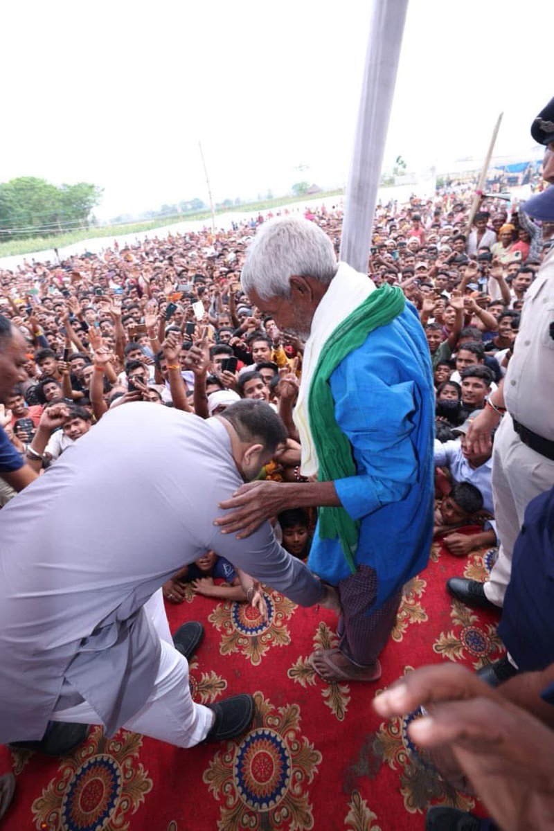 TeamTejashwi's tweet photo. गलती पर टोका करते हैं, घंटों तक समझाते हैं
बारिश के दिन घर के बूढ़े छाता भी हो जाते हैं।

“बूढ़े-बुजुर्गों का आशीर्वाद, जीवन का अनमोल आधार।”

#TejashwiYadav #Bihar #RJD #Viral https://t.co/2d0P1oOOJ5