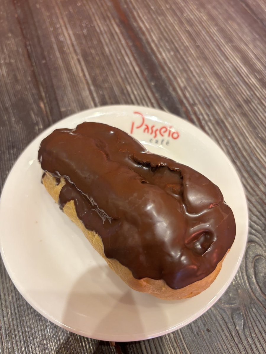 PasseioCafe's tweet photo. 新商品の紹介‼️
ただいま絶賛発売中🎵
パセオの手作りエクレア⚡️
あなたもハマること間違いなし🫵
お持ち帰りもよし店内でコーヒーと
一緒にもよし☺️
みなさまお待ちしてます♪
パセオのエクレア200円で発売中です！ https://t.co/AeTwSSQpAo