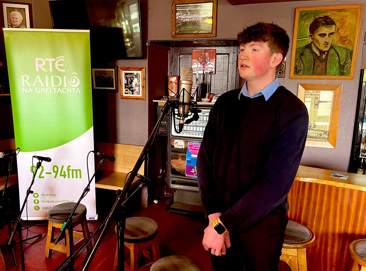 Donagh Ó Mainín ag canadh A Ógánach an Chúil Chraobhaigh.