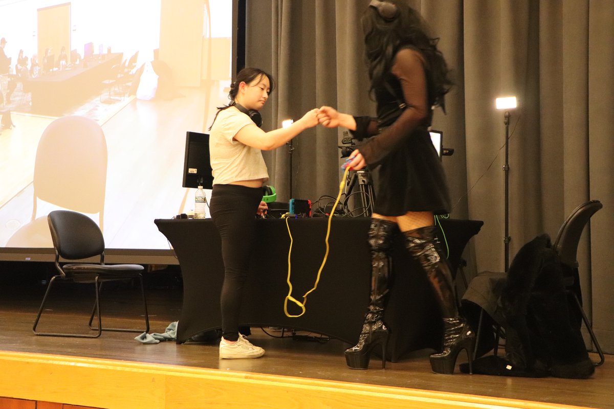 Spot the Bayonetta player….. 👀💅🏻💋