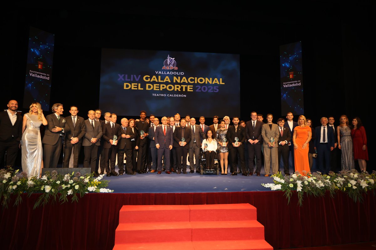 APDValladolid's tweet image. La #GalaDeporte2025 celebrada en Valladolid brilló gracias a vosotros: @cajaruralzamora, @jcyl, @AyuntamientoVLL, @Dip_Va y @alimentosVALL 👏

Sin vuestro compromiso esta auténtica fiesta del deporte no habría sido posible.

¡GRACIAS por apoyar el deporte español!