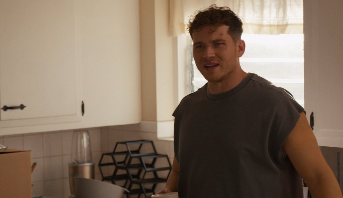 Soulblavk0's tweet photo. if I had a nickle for every time I had to watch a breakup scene in eddie's kitchen, I'd have two nickles, which isn't a lot, but it's weird that it happened twice. https://t.co/PD1XAMDrUW