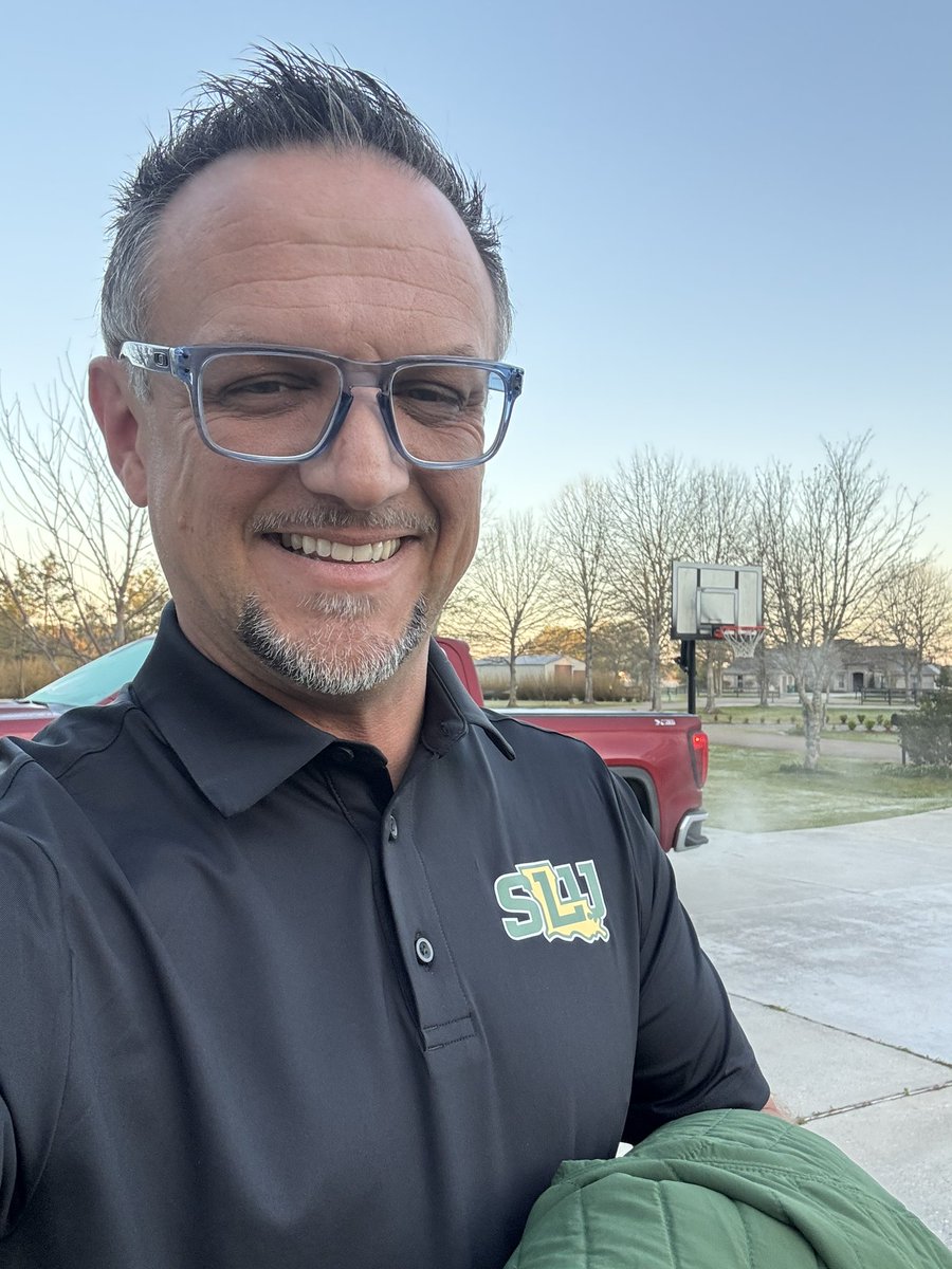 Kids have college shirt day today at school so I put on my green and gold #LionUp 🦁