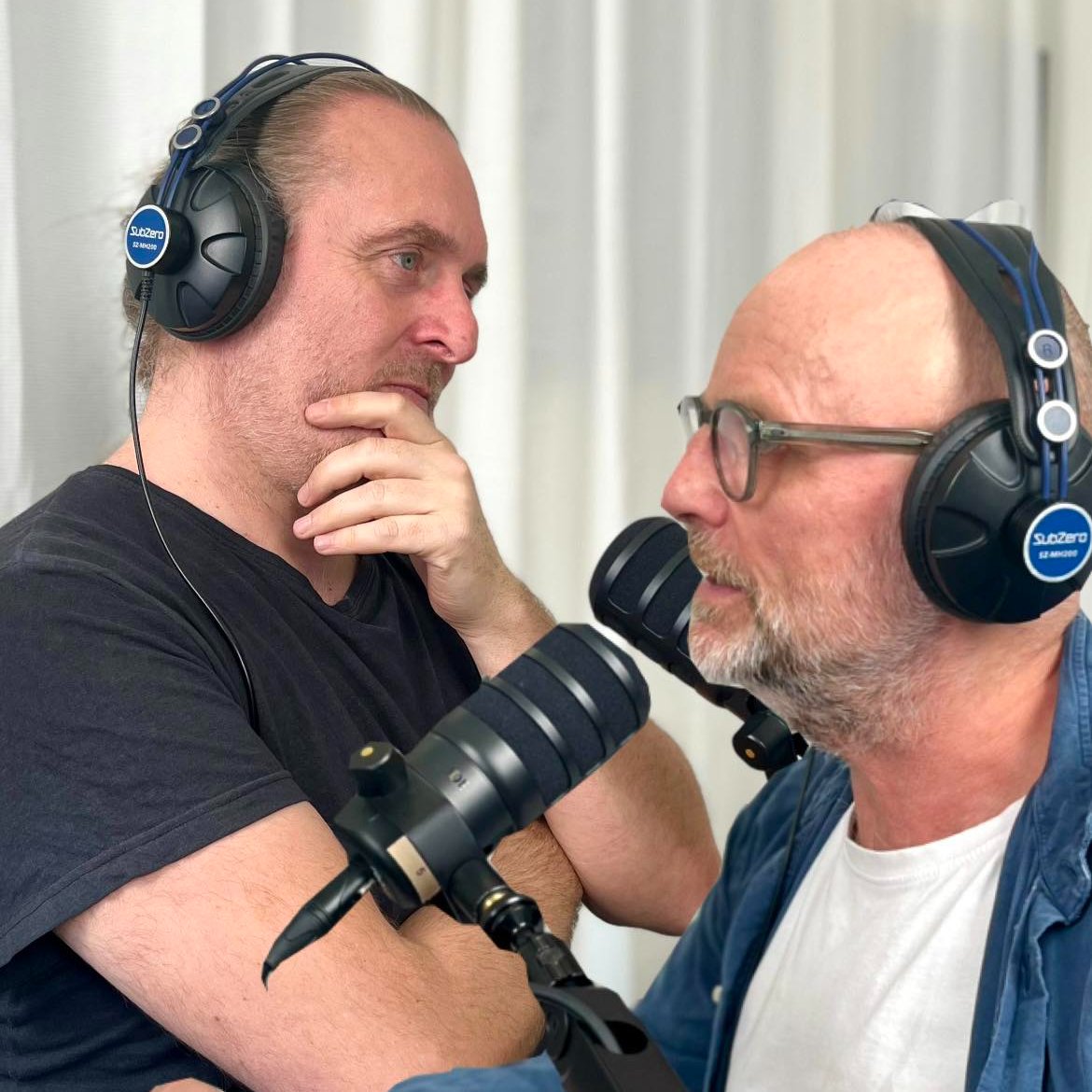 Politik til din weekend ☀️ Moderaterne styrer mod spærregrænsen, og her inden weekendens årsmøde er der blevet lanceret to bøger – med en tredje på vej – som ripper op i de senere års skandalesager. Lyt med her: podcasts.apple.com/dk/podcast/bog…