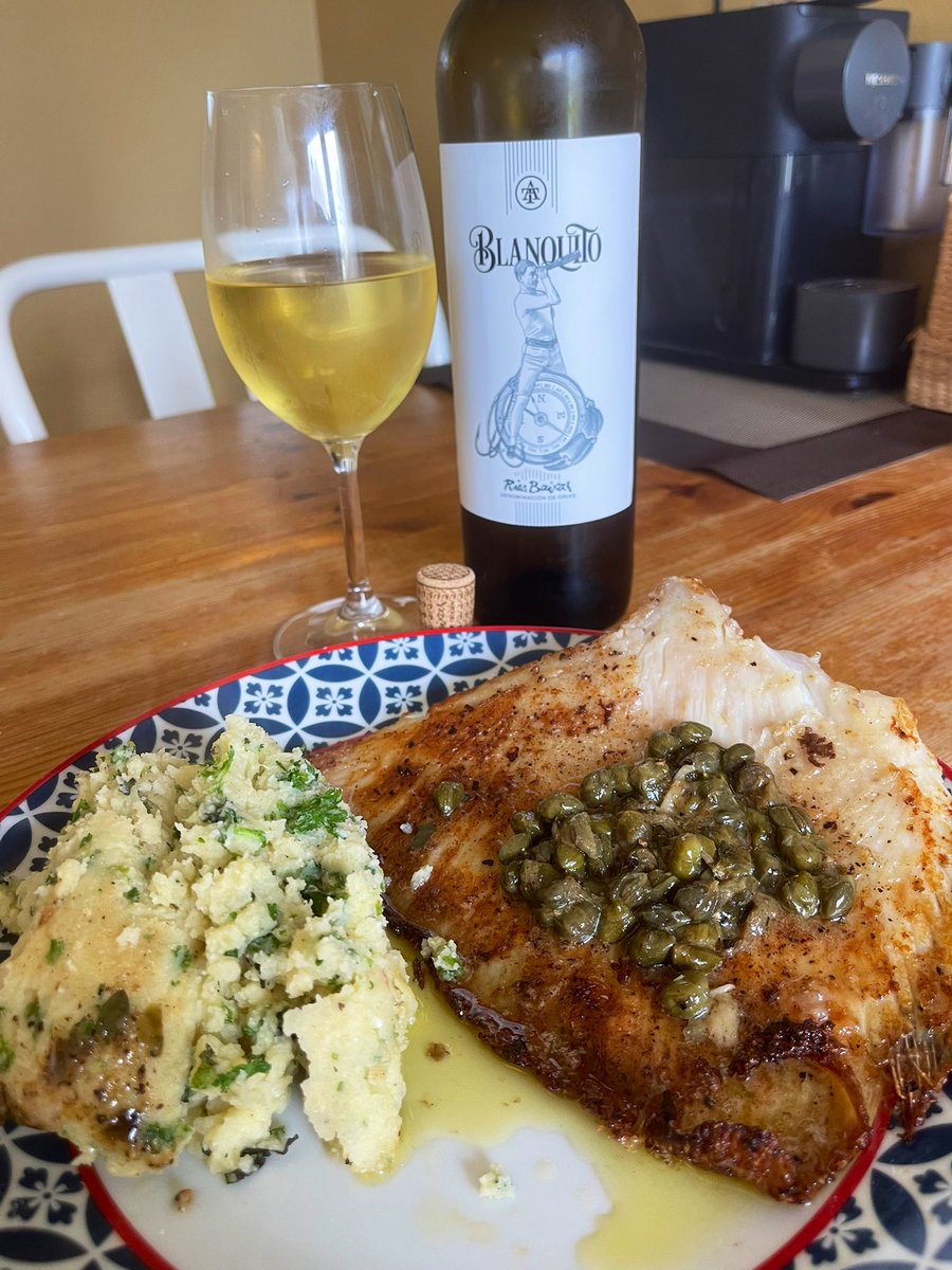 joukesp's tweet photo. #FridayLunch #FridayFishDay #Skate #ButterCaperSauce #PotatoMash
Skate fried in butter w caper/butter/lemon sauce. Potato mash enhanced w parsley, watercress &amp; mint.
Wonderful Blanquito Albariño from Rías Baixas by Adega Tollodouro o Rosal
Fresh, crisp, fruity &amp; mineral.
87-89 https://t.co/tkxMudoojX