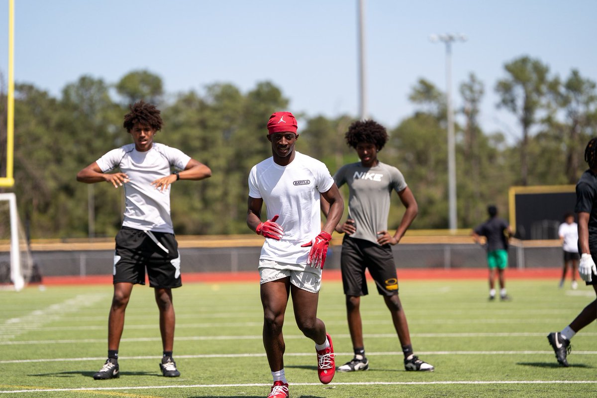 AntonioDural_F5's tweet image. Putting in work during spring break with the squad- The past, present, and future of Oak! Thanks @jacorynichols !! We got better today! #ThecOde #2028 #Future5* #OakEm @Coach_BCarp @zkelley1985 @BRANDONCHAVIS_ @KLEINOAKFB @recruitingko