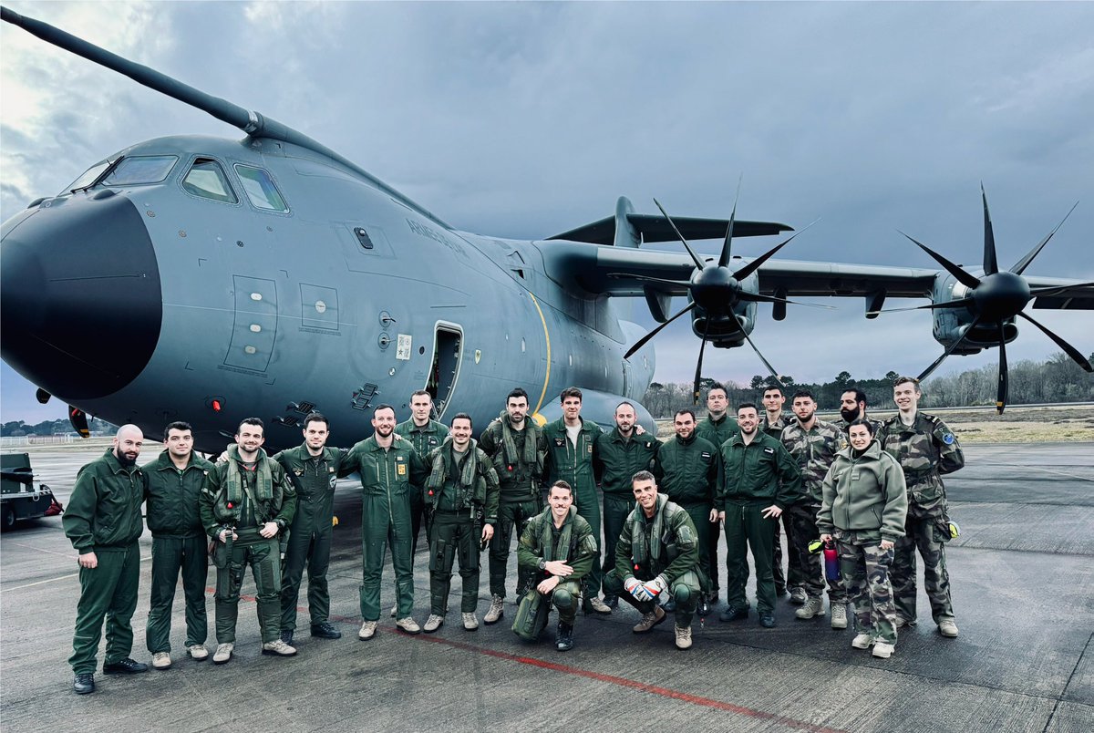 ✈️ #A400M Atlas à Mont-de-Marsan : deux pilotes décrochent la qualification Element Leader. Une semaine pour renforcer les compétences en vol en formation et optimiser la coordination aérienne en environnement contesté et complexe 
👉🔗bit.ly/4bK3dNH