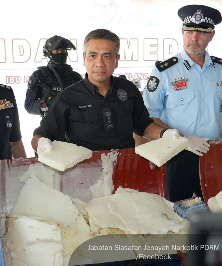 NewsBFM's tweet photo. Malaysia recorded its biggest-ever drug bust after police seized RM1 billion worth of methamphetamine at West Port, Port Klang.

Bukit Aman NCID DCP Sallahuddin Che Ali said the 33.2 tonnes of drugs, sufficient to supply 166 million addicts, were en route to Sydney, Australia.

🧵1