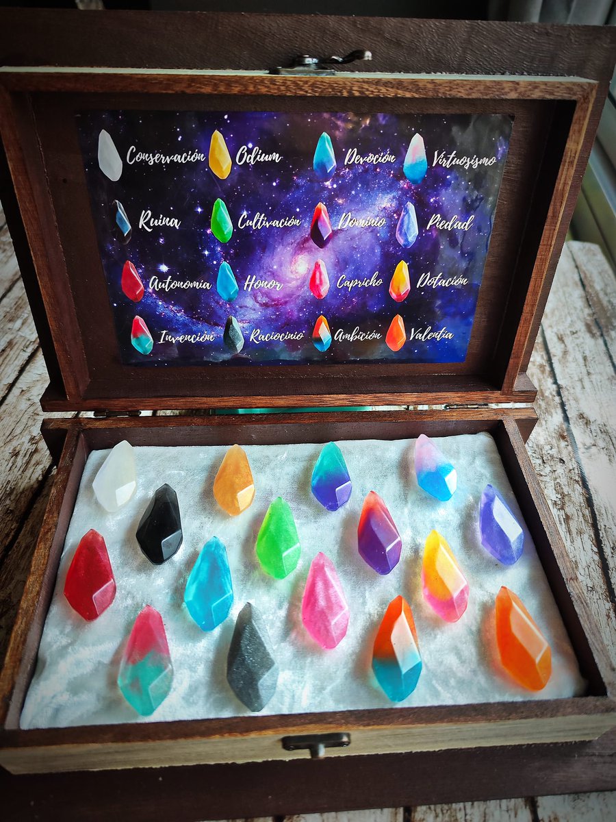 KateWillshaper's tweet photo. Me acaban de echar de mi trabajo de forma improcedente así que vienen curvas.
Agradezco más que nunca la difusión de mi artesanía a ver si me puedo ir apañando con el dinero de los pedidos que me salgan estos meses. 
Gracias 🫂
#cosmere https://t.co/qPFHeul7Ce