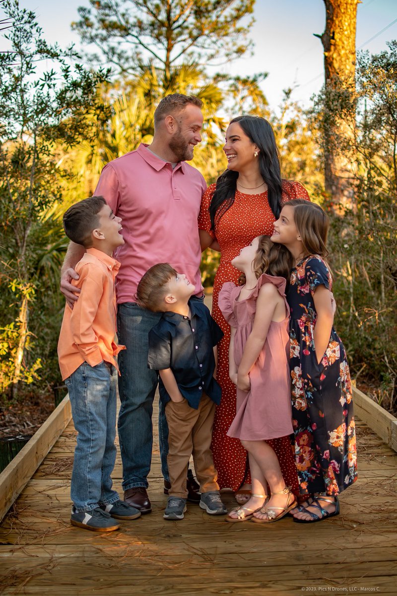 PicsNdrones's tweet photo. Family Photos! The days are long but the years are short 🥲#FamilyPhotos #PortraitSession #FloridaPhotographer Pics N Drones https://t.co/L99wTSPBIo