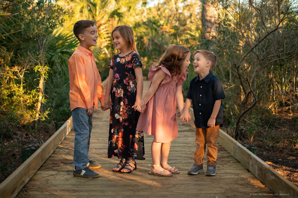 PicsNdrones's tweet photo. Family Photos! The days are long but the years are short 🥲#FamilyPhotos #PortraitSession #FloridaPhotographer Pics N Drones https://t.co/L99wTSPBIo