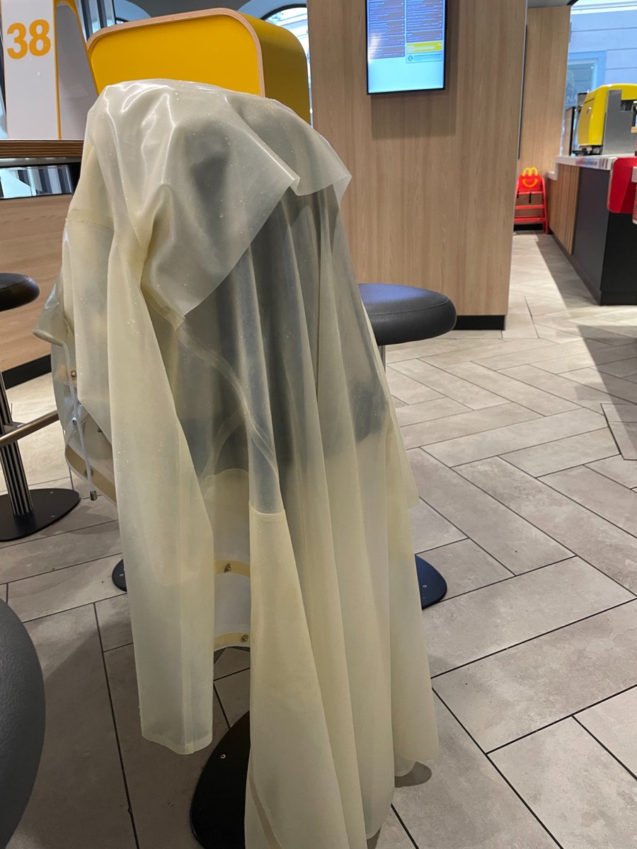 LatexRubberHun's tweet photo. For all who too shy to wear latex in public: 99% of "normies" won't even notice. Be yourself!✨

#latex #rubber #raincoat #latexraincoat #rubberraincoat #latexcoat #latexclothing #publiclatex #latexinpublic #transparentlatex #translucentlatex #clearlarex #shinyraincoat https://t.co/2dF2dNtFgP