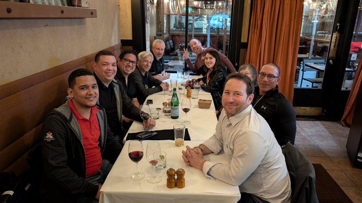 vilojona's tweet image. Se acabo 😰 It's been a great @JavaOne #javaone25, very well organised, great talks, a lot of friends and tons of new projects to do 🥰
Safe flights to everyone and hope to meet you soon 🥳