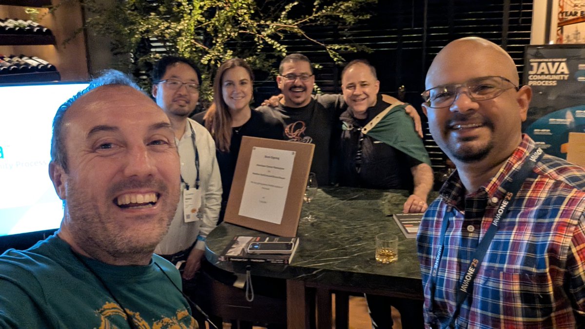 vilojona's tweet image. Se acabo 😰 It's been a great @JavaOne #javaone25, very well organised, great talks, a lot of friends and tons of new projects to do 🥰
Safe flights to everyone and hope to meet you soon 🥳