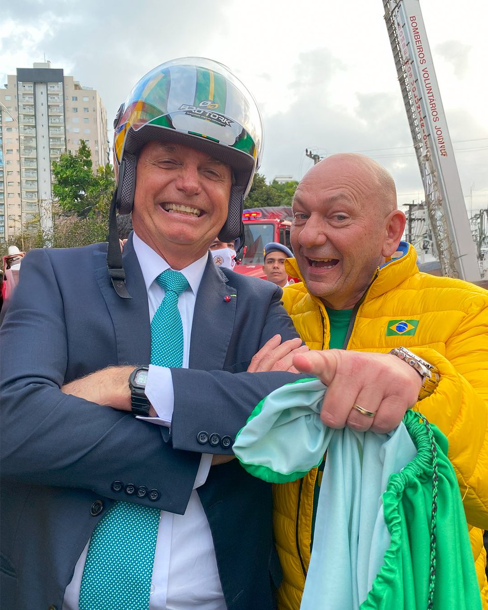 LucianoHangBr's tweet photo. Parabéns @jairbolsonaro 🚀🥳

Hoje, dia 21 de março, Bolsonaro comemora 70 anos! Desejo muita saúde e felicidade! Continue sendo humildade, animado, alegre e simpático. 

Fotos como essa da inauguração da ponte Abunã, entre o Acre e Rondônia, mostram a sua irreverência e alegria. Um momento inesquecível. 

Um abraço do seu amigo Véio da Havan!