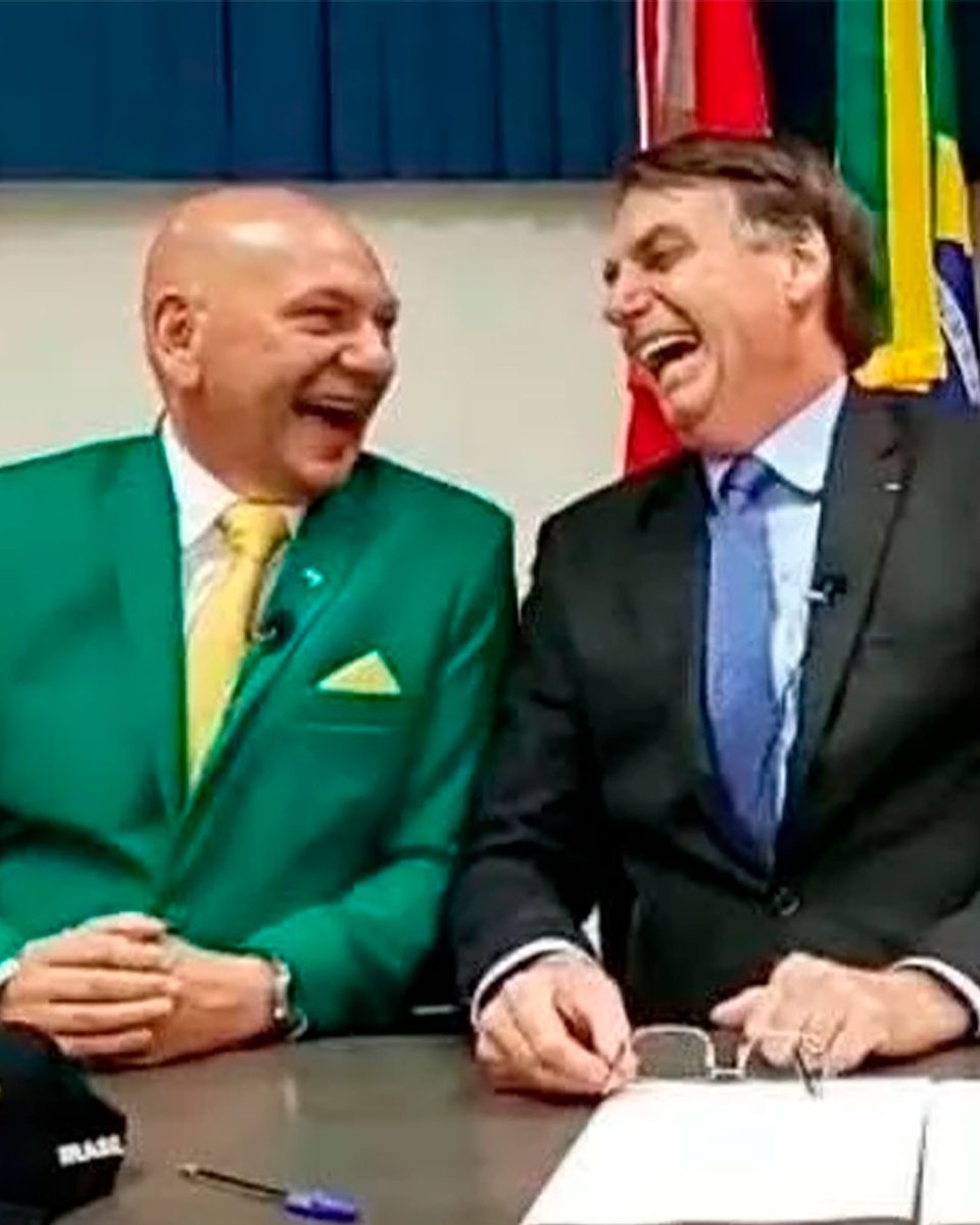 LucianoHangBr's tweet photo. Parabéns @jairbolsonaro 🚀🥳

Hoje, dia 21 de março, Bolsonaro comemora 70 anos! Desejo muita saúde e felicidade! Continue sendo humildade, animado, alegre e simpático. 

Fotos como essa da inauguração da ponte Abunã, entre o Acre e Rondônia, mostram a sua irreverência e alegria. Um momento inesquecível. 

Um abraço do seu amigo Véio da Havan!