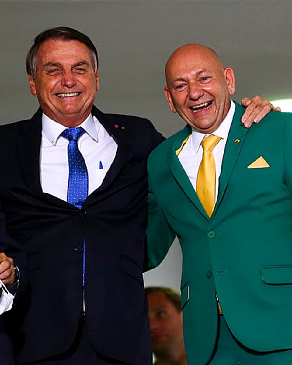 LucianoHangBr's tweet photo. Parabéns @jairbolsonaro 🚀🥳

Hoje, dia 21 de março, Bolsonaro comemora 70 anos! Desejo muita saúde e felicidade! Continue sendo humildade, animado, alegre e simpático. 

Fotos como essa da inauguração da ponte Abunã, entre o Acre e Rondônia, mostram a sua irreverência e alegria. Um momento inesquecível. 

Um abraço do seu amigo Véio da Havan!