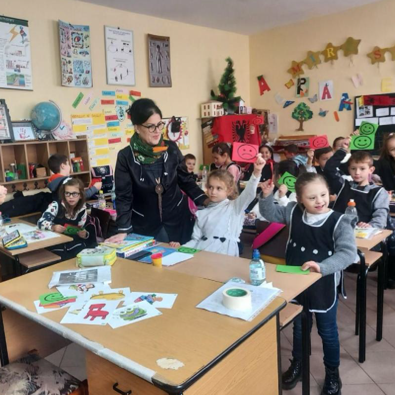 eu_enlargement_'s tweet photo. The #EU4InclusiveTeaching project has trained 15,000 Albanian teachers in the use of innovative education techniques to make learning accessible for all 📚

These methods foster belonging, inclusivity &amp; a deeper understanding for kids from different social backgrounds ����‍🎓

More ↓