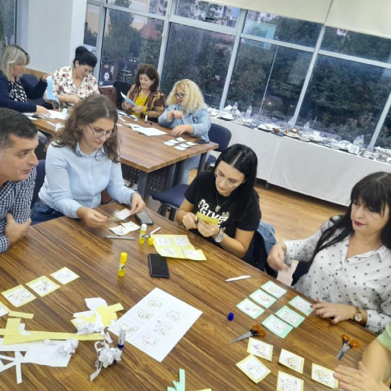 eu_enlargement_'s tweet photo. The #EU4InclusiveTeaching project has trained 15,000 Albanian teachers in the use of innovative education techniques to make learning accessible for all 📚

These methods foster belonging, inclusivity &amp; a deeper understanding for kids from different social backgrounds ����‍🎓

More ↓