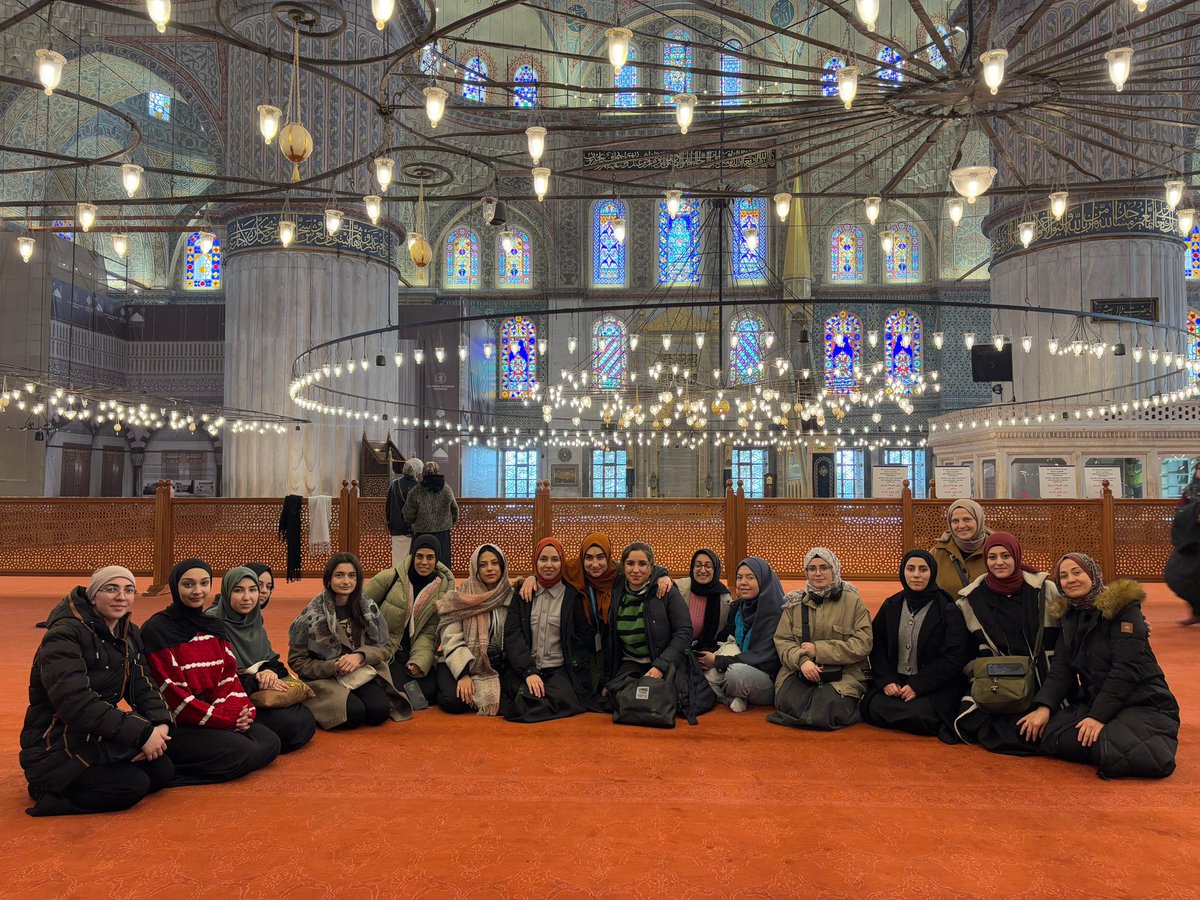 AnkaraKYGM's tweet photo. 📍Emine Şerife Hanım Yurdu öğrencileri ile İstanbul’un manevi  dokusunu keşfettik.

📍 Eyüp Sultan Camii ve Eyüp Sultan Hazretleri’nin makamı
📍 Ayasofya Camii
📍 Sultanahmet Camii
📍 Büyükada Hamidiye Camii
 
Cami rehberi eşliğinde tarihi ve mimarileri hakkında bilgi edindik. https://t.co/A6tNd8HlnW