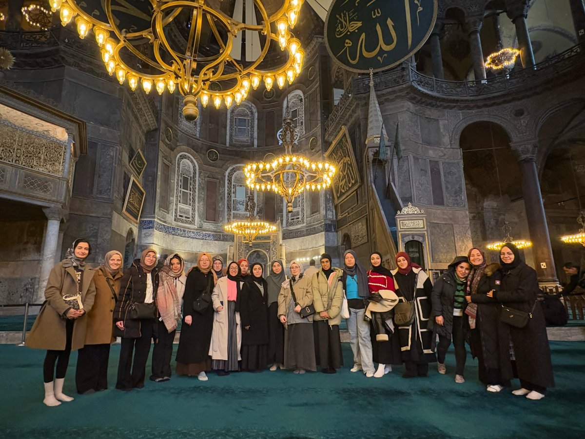 AnkaraKYGM's tweet photo. 📍Emine Şerife Hanım Yurdu öğrencileri ile İstanbul’un manevi  dokusunu keşfettik.

📍 Eyüp Sultan Camii ve Eyüp Sultan Hazretleri’nin makamı
📍 Ayasofya Camii
📍 Sultanahmet Camii
📍 Büyükada Hamidiye Camii
 
Cami rehberi eşliğinde tarihi ve mimarileri hakkında bilgi edindik. https://t.co/A6tNd8HlnW