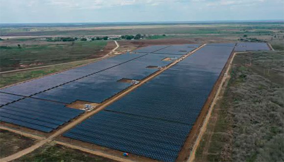 #Cuba 
Esta mañana quedó inaugurado el parque fotovoltaico La Sabana en #Granma. Ya sincronizado al Sistema Eléctrico este parque está generando con toda su capacidad.