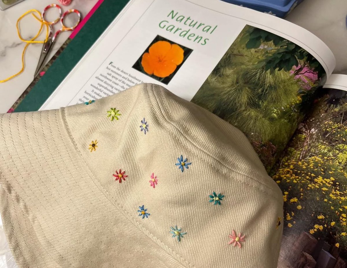 ไปเจอ workshop น่ารักๆมาคับ ;-; 🪡🧵 สอนปักผ้าตั้งแต่ basic skills เลย พวก elements จุ้บจิ้บๆ ไม่มีพื้นฐานก็เรียนได้ เป็น mini session ใช้เวลาไม่นานนะๆ รอบนี้เค้าทำตีมเป็น summer fruity ด้วย 💌🍋🍊🍇 ของ Bena.idery คับ