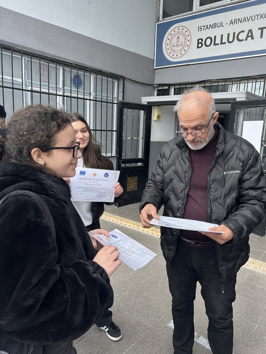 BollucaTUTEVOO's tweet photo. ERASMUS projesi kapsamında İtalya’dan okulumuza gelen misafirlerimize sertifikalarını ve hediyelerini vererek uğurladık. @ARNAVUTKOYMEM https://t.co/devHA1H8NJ