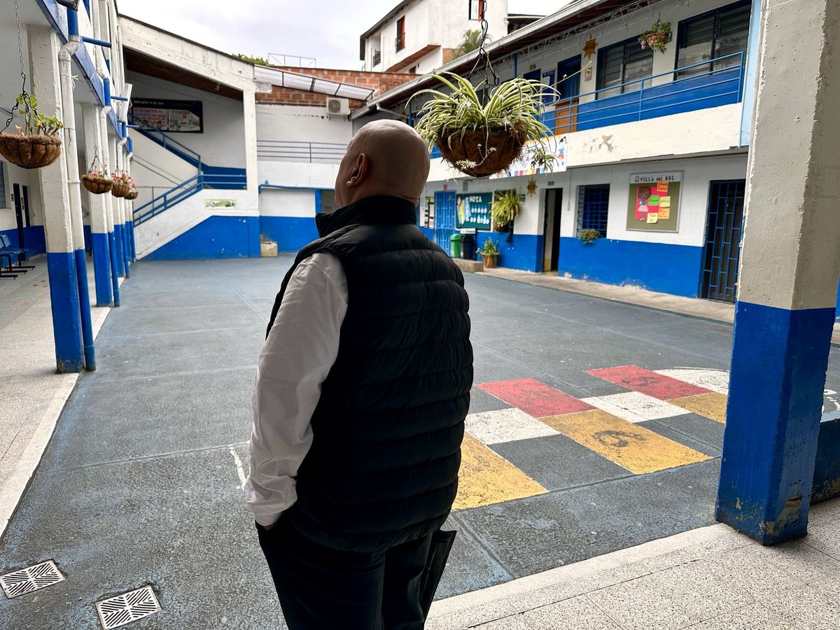 Visitamos la Institución Educativa Villas del Sol, en la cual revisamos las necesidades que se tienen, en busqueda del mejoramiento de la infraestructura para este plantel educativo. 🏫✅

Seguiremos trabajando por el bienestar y la prevalencia de los derechos de los estudiantes.