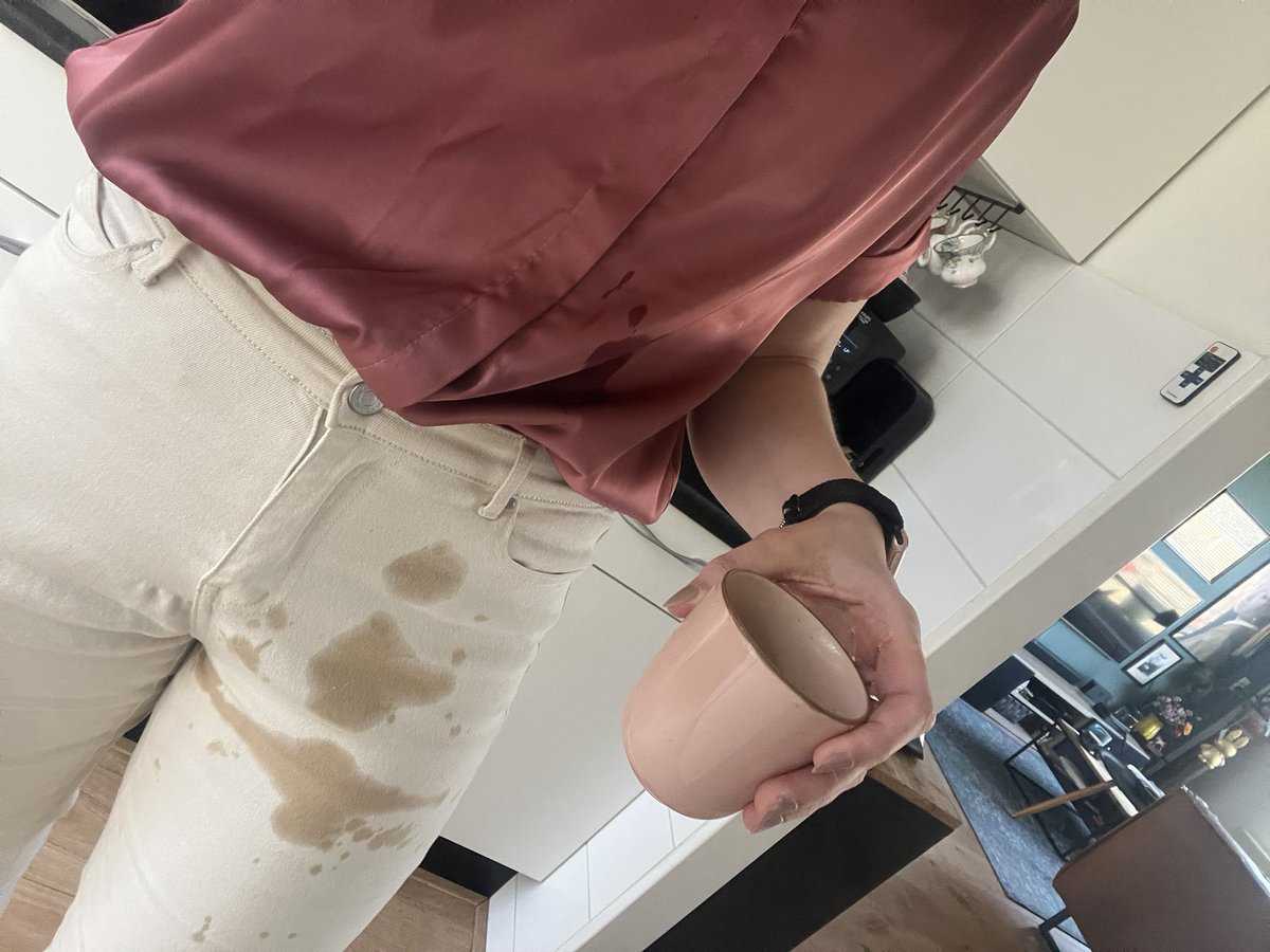 Ik ben niet altijd even handig. Dus had gegeten en gedronken en toen me omgekleed.

Dan kan ik nu die lichte broek en satijnen bloes wel aan, die vlekken zo snel.

Dacht ik.

Ik nam alleen nog een bakje koffie..