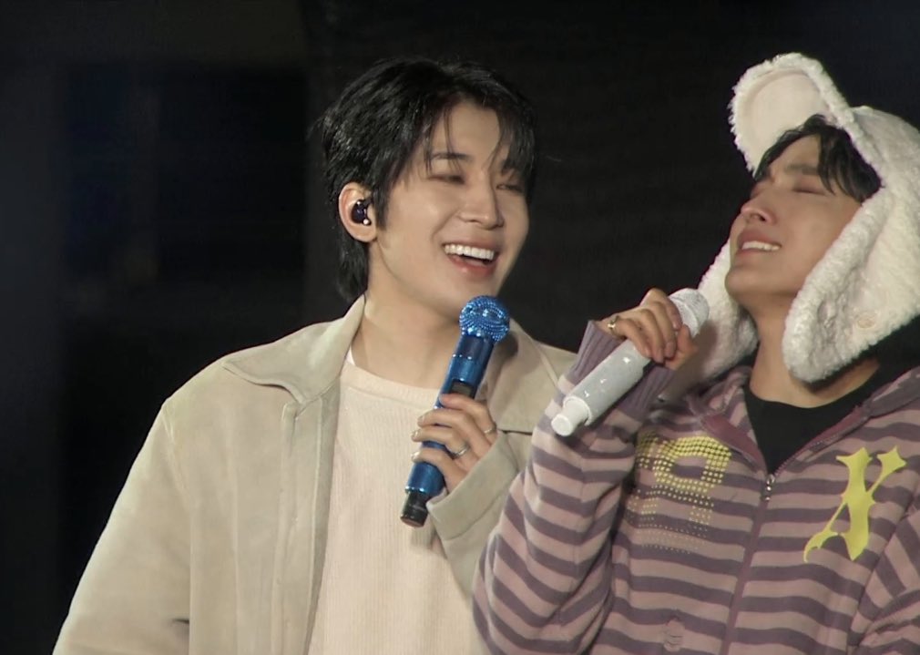 wonubliss's tweet photo. dokyeom teared up when they were singing together. 🥺 https://t.co/9Q9LruygEV