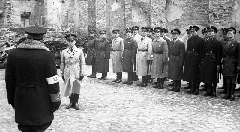 ,,Nie było „polskiej hańby" w czasie II wojny światowej. Było natomiast aż nazbyt wiele żydowskiej „hańby domowej", zdradzenia ubogich Żydów w różnych krajach przez swe elity i generalnie Żydów europejskich przez bogatych Żydów amerykańskich, którzy okazali się z gruntu